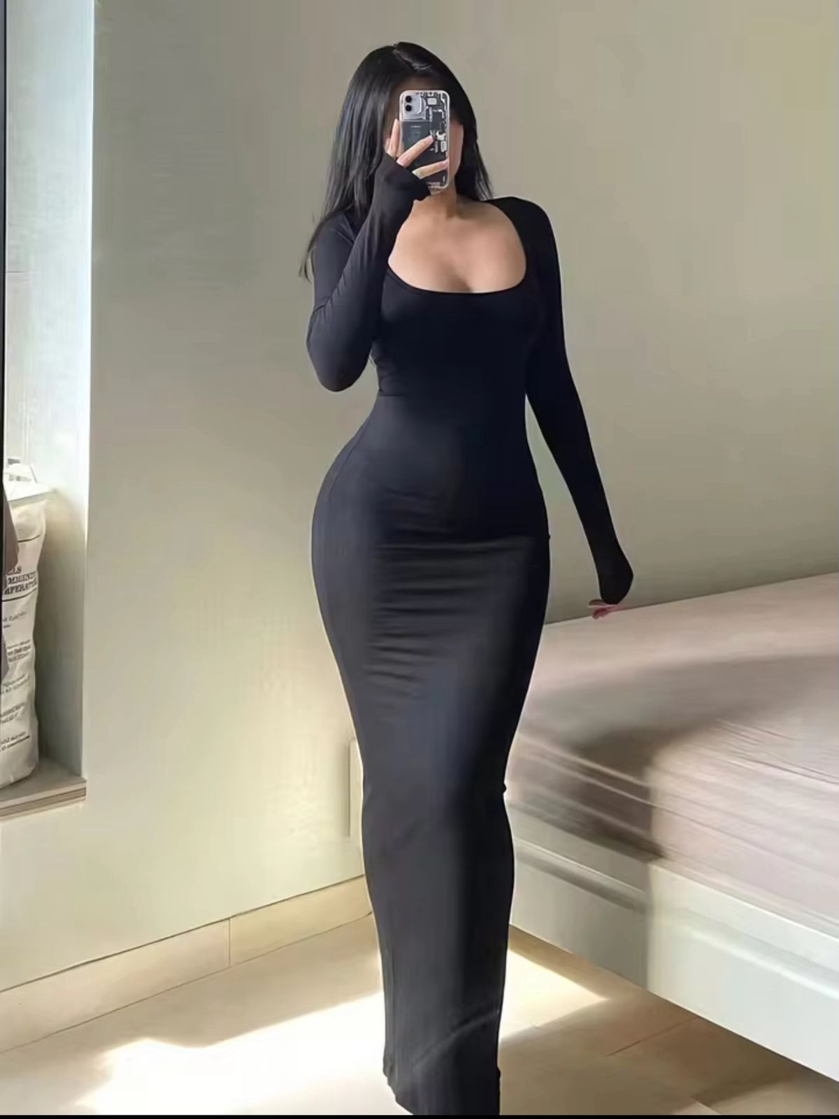 Robe Longue Sculptante Noire — Élégance Absolue